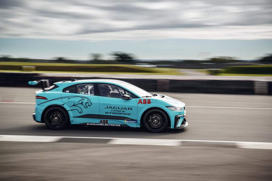  Jaguar I-Pace eTrophy VIP Car Jaguar 2018 года  (фото 16 из 27)